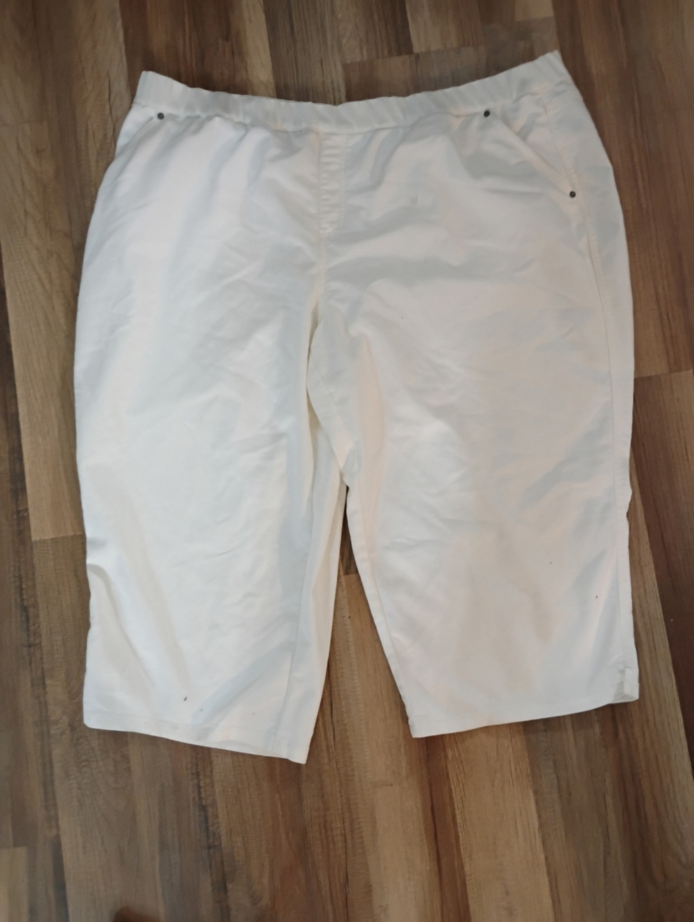 intro. Women's White Capris
